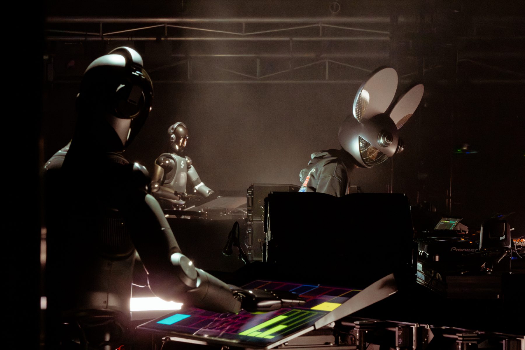 Red Rocks w/ F.02 humanoid robots